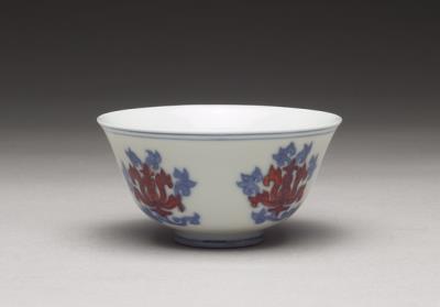 图片[2]-Tea cup with floral design in underglaze blue and overglaze red, Ming dynasty, Chenghua reign (1465-1487)-China Archive